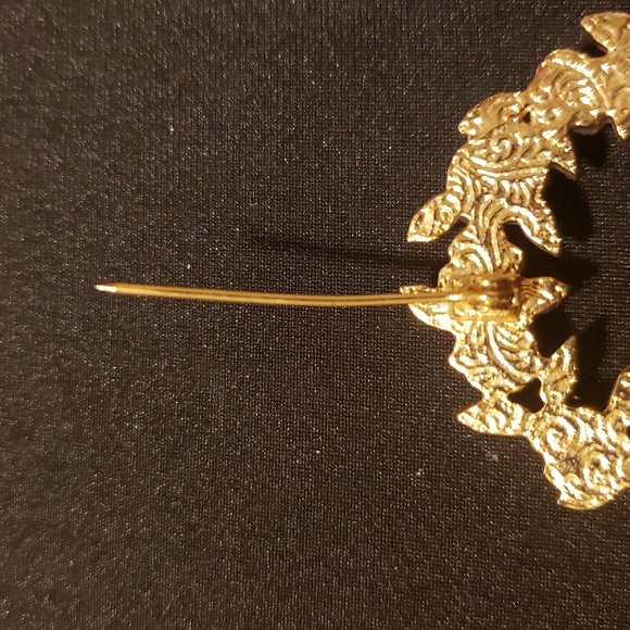 Gold-Tone Pink Porcelain Rose Wreath Brooch. - Picture 4 of 8